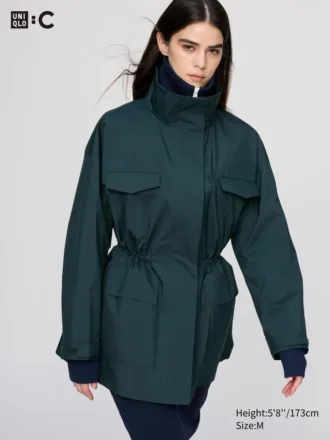Abrigo corto utilitario para mujer en pantalones cortos