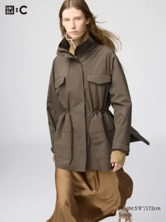 Abrigo corto utilitario para mujer en pantalones cortos