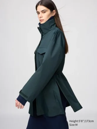 Abrigo corto utilitario para mujer en pantalones cortos