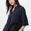 Blusa de mujer de rayón con cuello skipper y mangas 3/4 | A rayas Blusa de mujer de rayón con cuello skipper y mangas 3/4 | A rayas