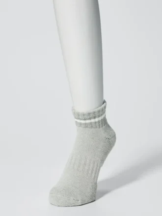 Calcetines de felpa a rayas para hombres en pantalones cortos