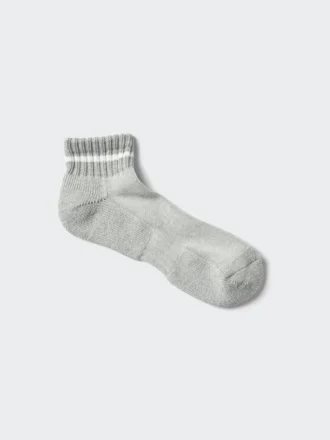 Calcetines de felpa a rayas para hombres en pantalones cortos