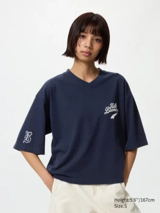 Camiseta corta con estampado gráfico Babymonster UT para mujer | Cuello en V