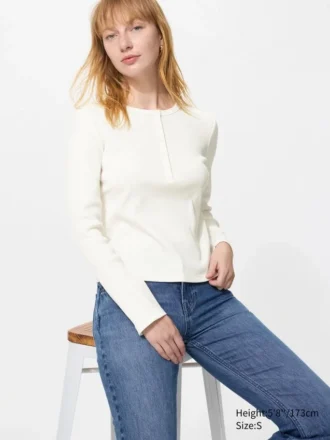 Camiseta de mujer con cuello Henley acanalado