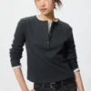 Camiseta de mujer con cuello Henley acanalado Camiseta de mujer con cuello Henley acanalado