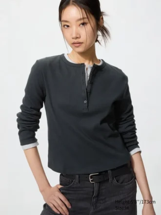 Camiseta de mujer con cuello Henley acanalado