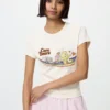 Camiseta gráfica UT con personajes alegres para mujer