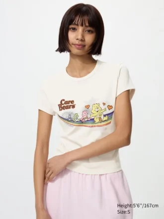Camiseta gráfica UT con personajes alegres para mujer