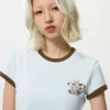 Camiseta gráfica UT con personajes alegres para mujer
