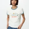 Camiseta gráfica UT con personajes alegres para mujer