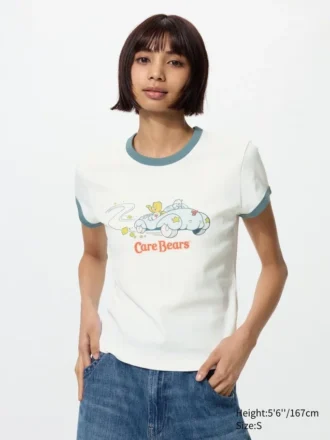 Camiseta gráfica UT con personajes alegres para mujer