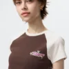 Camiseta gráfica UT con personajes alegres para mujer