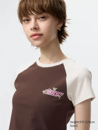 Camiseta gráfica UT con personajes alegres para mujer