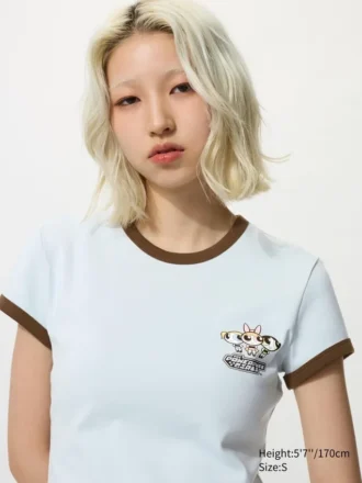 Camiseta gráfica UT con personajes alegres para mujer