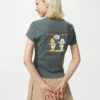 Camiseta gráfica UT con personajes alegres para mujer