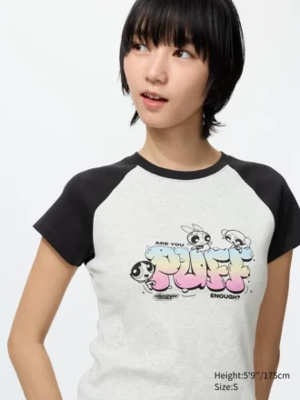 Camiseta gráfica UT con personajes alegres para mujer