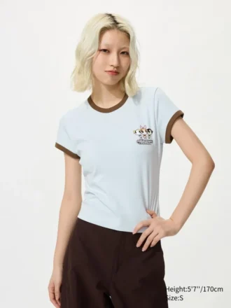 Camiseta gráfica UT con personajes alegres para mujer