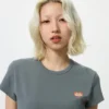 Camiseta gráfica UT con personajes alegres para mujer