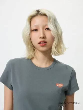 Camiseta gráfica UT con personajes alegres para mujer
