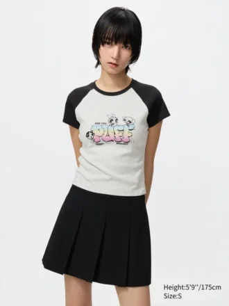 Camiseta gráfica UT con personajes alegres para mujer