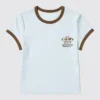 Camiseta gráfica UT con personajes alegres para mujer