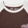 Camiseta gráfica UT con personajes alegres para mujer