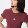 Camiseta mini con estampado UT de Disney/Pixar para mujer Camiseta mini con estampado UT de Disney/Pixar para mujer