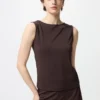Camiseta sin mangas de jersey crepé con cuello barco para mujer Camiseta sin mangas de jersey crepé con cuello barco para mujer