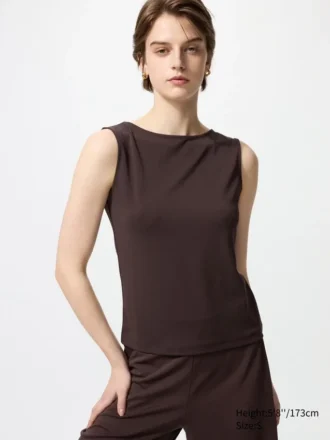 Camiseta sin mangas de jersey crepé con cuello barco para mujer