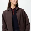 Chaqueta corta de cuello abierto para mujer en pantalones cortos Chaqueta corta de cuello abierto para mujer en pantalones cortos
