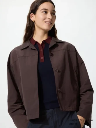 Chaqueta corta de cuello abierto para mujer en pantalones cortos