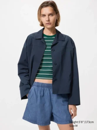 Chaqueta corta de cuello abierto para mujer en pantalones cortos