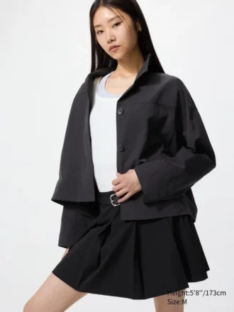 Chaqueta corta de cuello abierto para mujer en pantalones cortos