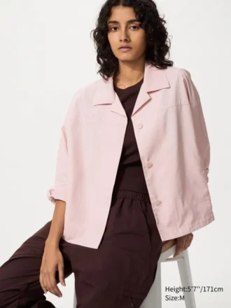 Chaqueta corta de cuello abierto para mujer en pantalones cortos