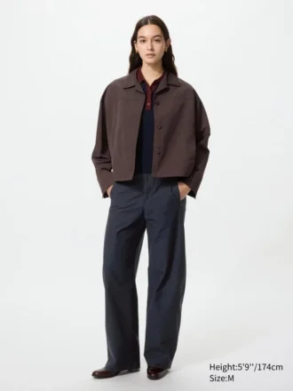 Chaqueta corta de cuello abierto para mujer en pantalones cortos